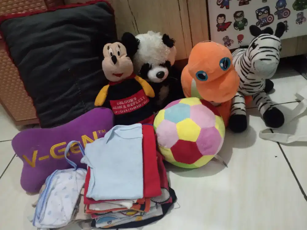 Pakaian, boneka dan bantal