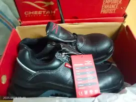 Sepatu safety merk cheetah