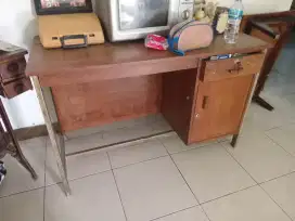 Meja kantor jati kuno