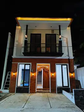 RUMAH VILLA 2 LANTAI KOTA BATU DEKAT JALAN RAYA DAN ALUN-ALUN