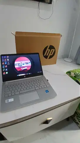 Dijual cepat. garansi sd feb 2026 Laptop hp 14 inchi /512GB warma gold