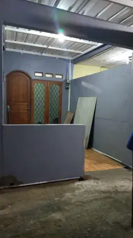 Dikontrankan bangunan tiga petak