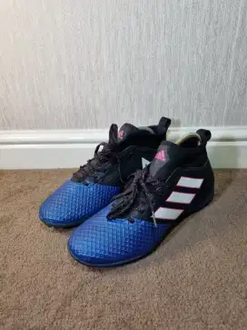 Sepatu futsal seperti baru masih ad dus nya, dijamin Grees no minus