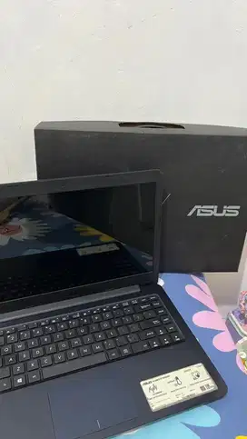 Laptop Asus E402Y