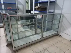 Etalase Kaca 2 meter kondisi bekas rasa baru