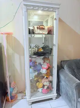 Lemari kaca hias berlampu