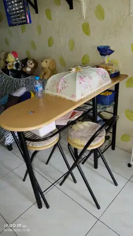 Meja makan minimalis