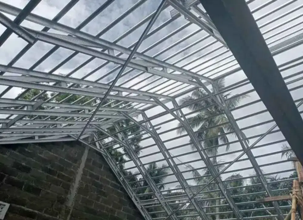 Baja ringan dan plafon PVC terpasang