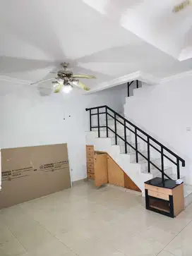 Disewa rumah murah kamar banyak 3.5 lantai di taman palem lestari
