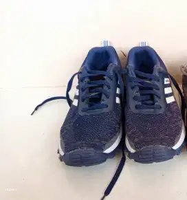 Sepatu lari adidas