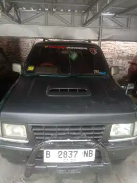 Isuzu panther deluxe 2.3cc tahun 1994
