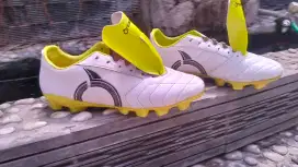 Sepatu sepak bola ortuseight