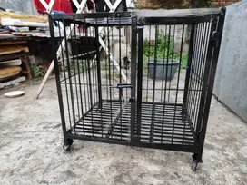Kandang anjing ras kecil dengan roda
