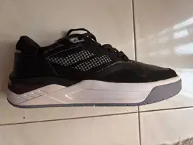 [BARU] Sepatu MILLS ULTRAS ARENAS Size 43 - Sportstyle