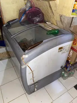 Kulkas gea,dingin,tempatnya luas banyak untuk simpan bahan atau makan