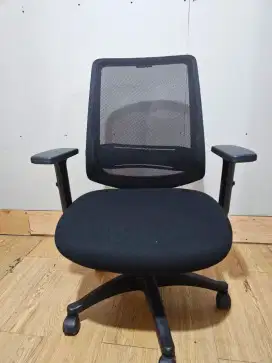 Kursi kantor vinoti,