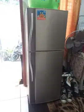 Di jual kulkas sharp 2 pintu