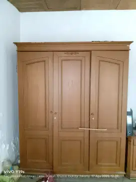 Dijual Lemari Baju 3 Pintu ( bukan kayu Jati)