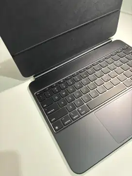 Magic Keyboard Ipad M4 Like New - 13 inch