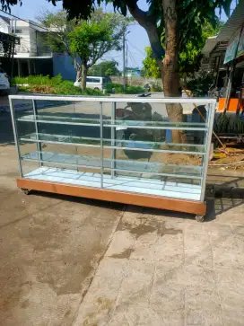 Etalase kaca 2 meter
