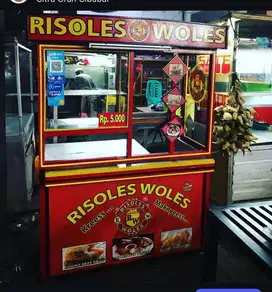 cowok  jaga risol bisa goreng dan biasa jualan