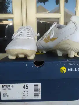 Sepatu bola mills