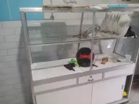 Etalase kaca bekas warung nasi