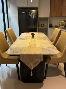 Meja makan marmer white carara dan set kursi kayu jati , salah beli
