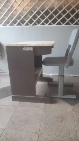Meja Komputer dan Kursi