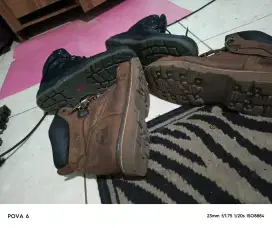 Sepatu safety boot pria bagus