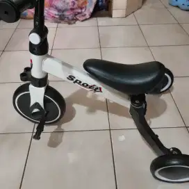 Sepeda anak kecil