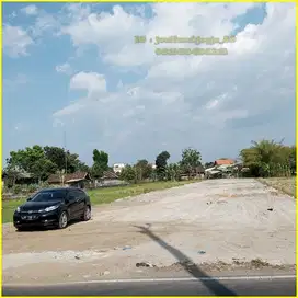 3 jutaan Barat Tugu Yogyakarta, tepi aspal mobil papasan