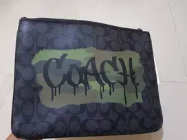 tas tangan / COACH Large Pouch Signature Graffiti CHARCOAL-BLACK