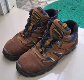 “Sepatu Safety Krisbow Prince 6IN Size 42 – Sol Baru, 350rb
