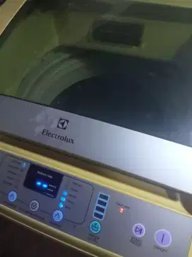 mesin cuci ELECTROLUX masih bagus mulus bersih. harga murah