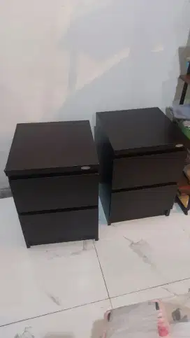 Meja nakas Informa