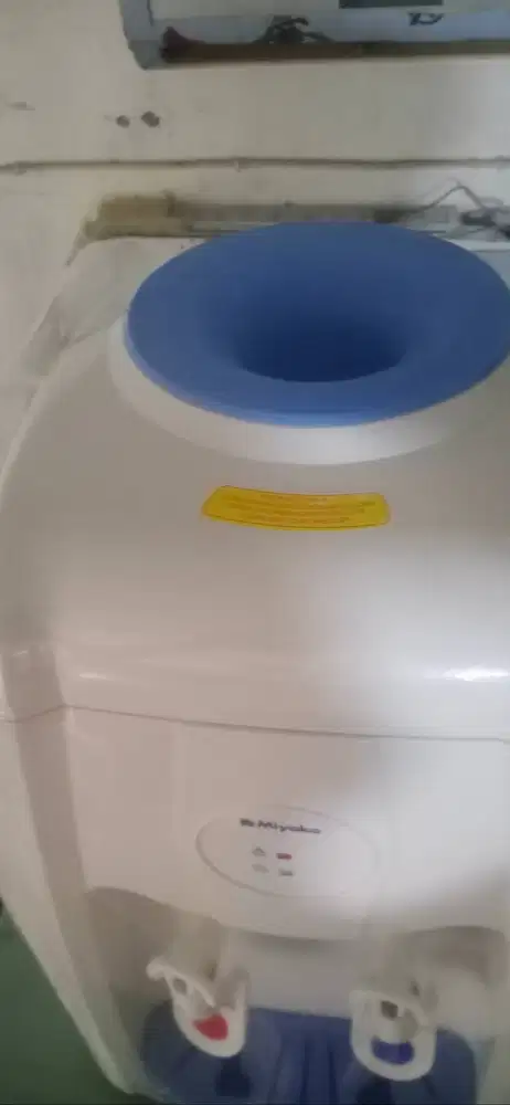 Dispenser panas dan dingin biasa. (bekas seperti baru). Antar alamat