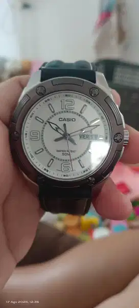 Jam branded pria
