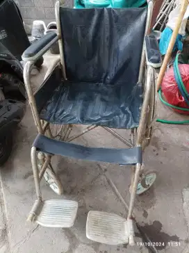 Kursi roda bekas layak pakai