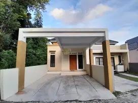 RUMAH BARU SIAP HUNI TANAH LUAS DEKAT KAMPUS UII NGAGLIK