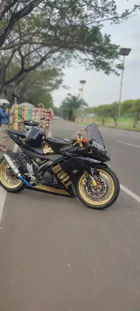 R15 V2 2016 Hitam