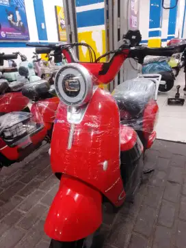 Sepeda listrik merah