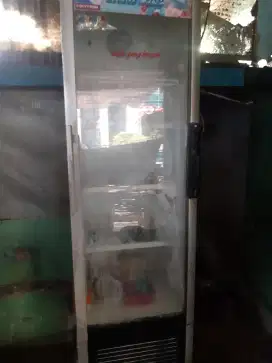 Showcase/pendingin minuman merk polytron