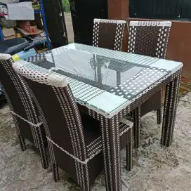 Meja makan rotan bekaslayak pake