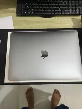 MacBook M1 2025 – Mulus, Cycle Count Rendah, Garansi Resmi!