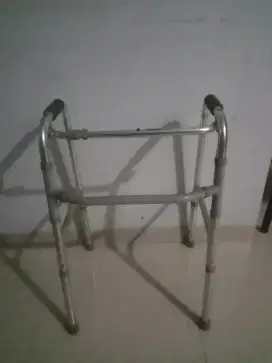 Walker kaki empat/pegangan kaki empat