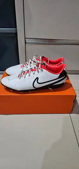 Sepatu Bola Nike Legend 10 Club FG/MG