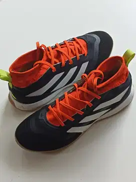 Sepatu Futsal Predator League Sock In