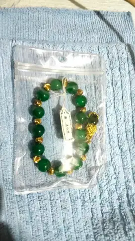 Gelang giok hijau pelindung dan keberuntungan