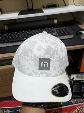 topi travis mathew